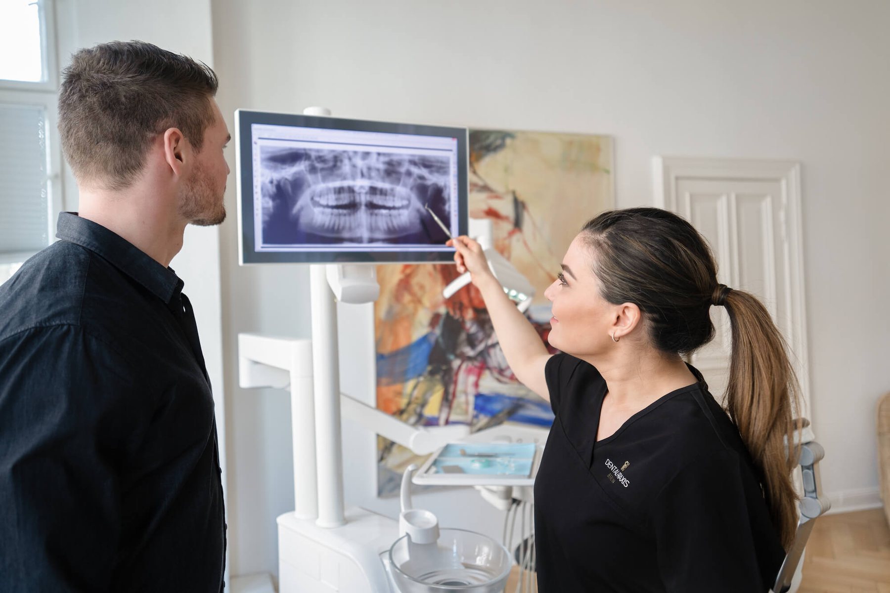 A detailed consultation using a digital X-ray image at Dentalpraxis Berlin